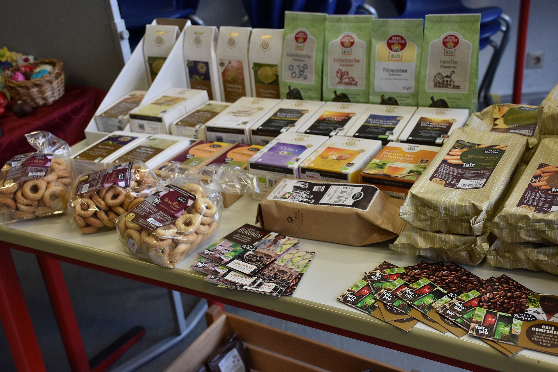 Weltladenverkauf am Hochrhein-Gymnasium findet großen Zuspruch Beim Weltladenverkauf am 27. und 28. Februar wurden diesmal auch Kaffee und Tees vorgestellt (Foto: Martin Dühning)
